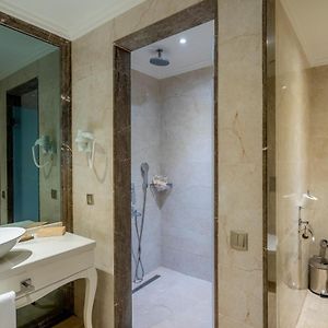 Lake House Lagoon Room